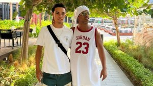 Синът на Роналдиньо започна с Барса