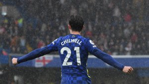 Челси удържа бруталния натиск на Брентфорд и остава лидер