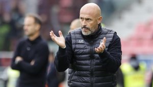 Приеха треньора на Болоня в болница