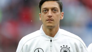 Йозил под въпрос за старта на световното