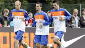 Холандия смачка Унгария, Робен с два гола и контузия + ВИДЕО