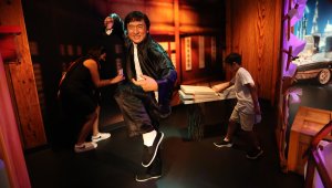 И Джеки Чан носи олимпийския огън 