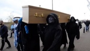 Ужас за Гаджев и Ковънтри! Феновете погребаха отбора + СНИМКА