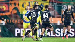 Ювентус се препъна и във Венеция 