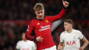 Юнайтед беше на косъм от исторически резил