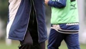 Ивица Осим пое тима на Япония