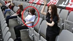 Секс кукли с големи гърди вместо фенове на мач в Южна Корея + СНИМКИ