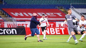 Батални сцени! Сектор &bdquo;Г&ldquo; нахлу на терена, брутален екшън прекъсна баража за Европа + СНИМКИ