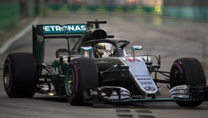 Люис се съмнява в колата на Мерцедес