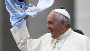 Папата се шегува с швейцарската си охрана