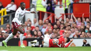 Опасна каскада! Английски футболист разби кола за 600 бона, застраши живота на деца