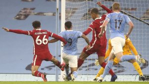 В мач с две дузпи: Сити и Ливърпул завършиха наравно