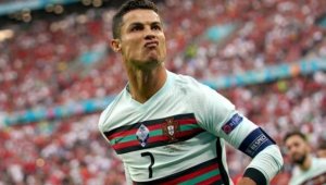 ОФИЦИАЛНО: Роналдо отново е играч на Ман Юнайтед!