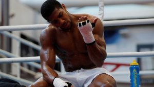 Джошуа яде пица и пие газирано преди големия мач с Паркър + СНИМКА