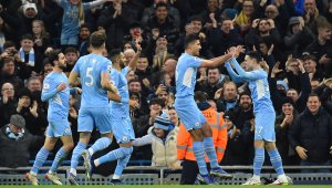 Резил: Звезда на Сити и майка му се бият с фенове + ВИДЕО