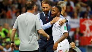 Стърлинг "извива ръцете" на Сити, за да преподпише