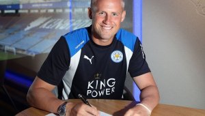 Шмайхел преподписа с Лестър