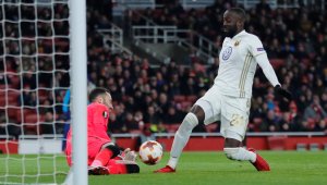 Арсенал се изложи на „Емиратс”, но все пак продължава