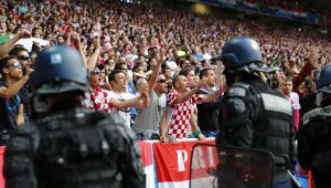 Вандалщина! Хърватски фенове едва не раниха пожарникар с бомбичка