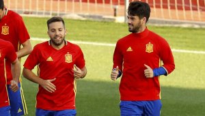 Пике и Алба вече "обработват" Иско