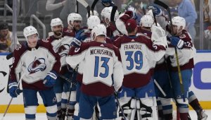 Гол в 5 секунди преди края прати Лавините на финал на конференцията