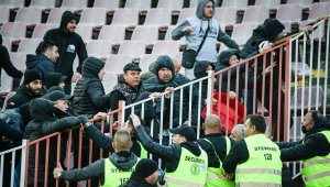 Скандално: Бой между феновете преди ЦСКА - Локо Пловдив + СНИМКИ