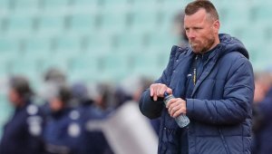 Брутално! Скочиха да бият Топчо насред „Герена“