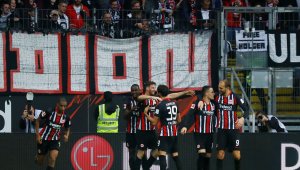 Баварска агония: Хищни "орли" разкъсаха Байерн на пет парчета