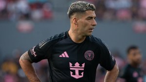 Канибал! 11 г. след Киелини, Суарес пак ухапа играч (ВИДЕО)