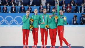 Златно момиче гушна дъщеричка след тайна бременност + СНИМКИ