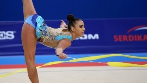 Катрин Тасева със силен ден, класира се на финалите на обръч и бухалки в Баку