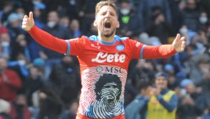 Нападател на Наполи обича да прави секс в тоалетната на влак + СНИМКИ