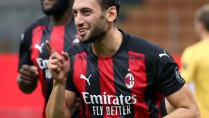Остава ли Чалханоглу в Милан? Футболистът намекна за бъдещето си