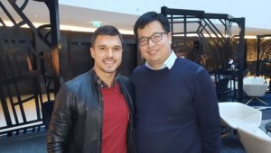 Божинката отново изумява, кръсти съотборник "Пилето" и изпя песничка в негова чест + ВИДЕО