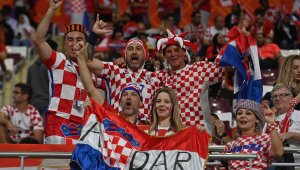 Сексбомба го закъса, след като показа гърдите си на стадиона + СНИМКИ  