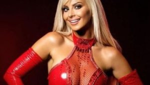 Секси секретарката Харли проби в боевете + СНИМКИ