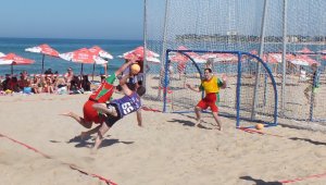 С атрактивни изпълнения започна турнирът по плажен хандбал в Приморско
