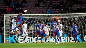 Защитник спаси Барса от пълен резил в 90-ата минута