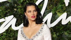 Скандал: Скъсаха от критики ФИФА за избора на Адриана Лима за посланик на феновете