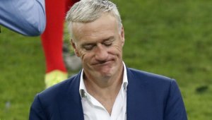 Дешан няма да хвърля оставка