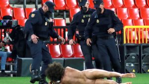 Гол фен нахлу на мача Гранада – Манчестър Юнайтед