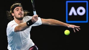 Циципас оцеля в епичен мач