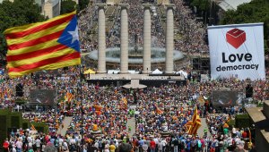 Гуардиола зове за независима Каталуния пред 40 000 + СНИМКИ