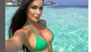 Футболист награби сексбомба в пустинята + СНИМКИ