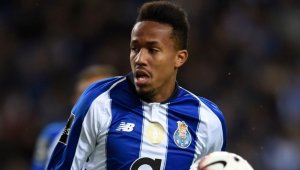 На "Бернабеу" са близо до защитник от Порто