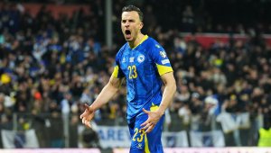 Голяма красавица подкрепя герой на Босна + СНИМКИ 