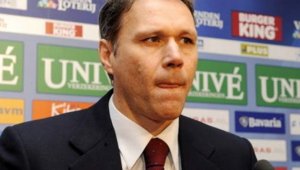 И Марко ван Бастен отсвири Холандия