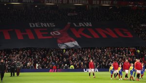 Хиляди фенове на Юнайтед се сбогуваха с Денис Лоу