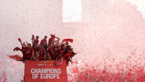 Клоп и звездите на Ливърпул получиха позлатени айфони + СНИМКИ