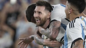 До Марадона и Пеле: Вдигнаха статуя на Меси + СНИМКИ